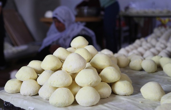 Jordan Laban Cook with Locals - Royal Jordanian